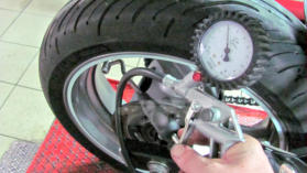 Der Reifenfülldruck ist wichtig um Fahrverhalten, Sicherheit und Lebensdauer des Reifens zu gewährleisten.