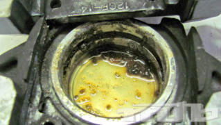 Wenn Bremsflssigkeit nicht regelmssig gewechselt wird oder Dichtungen defekt sind, kann es im Bremszylinder so aussehen. Das kann man mit einer Ultraschallreinigung oft noch retten.